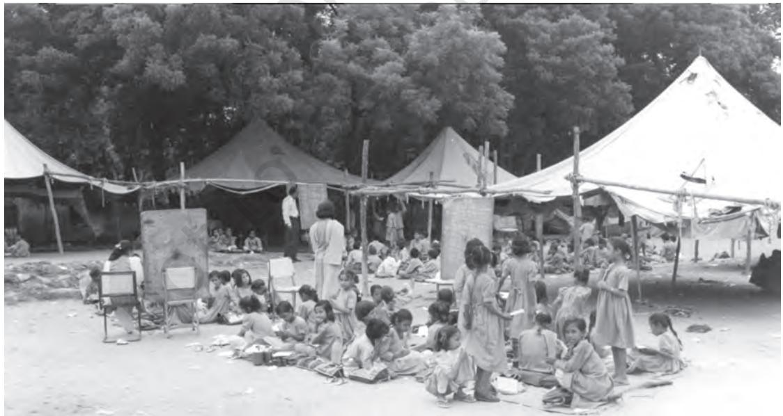 चित्र 4.2 मानव पूँँजी निर्माणः दिल्ली में अस्थाई रूप से चल रहा एक विद्यालय