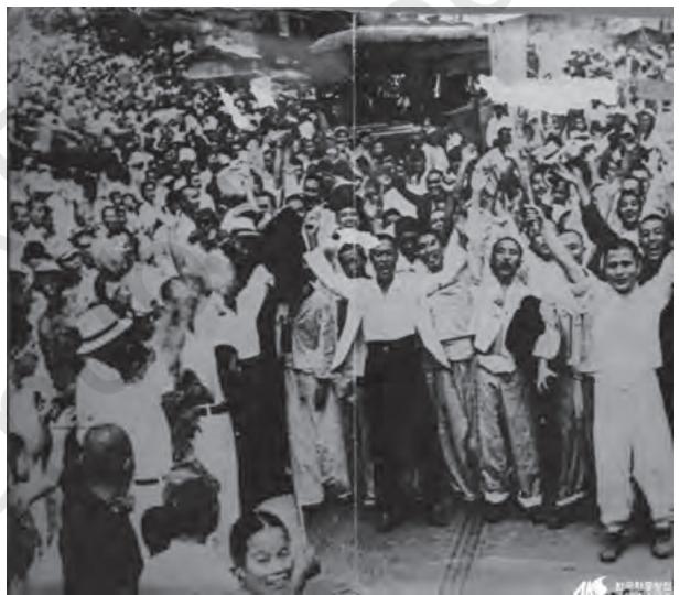Koreans celebrate their independence from Japan in 1945.