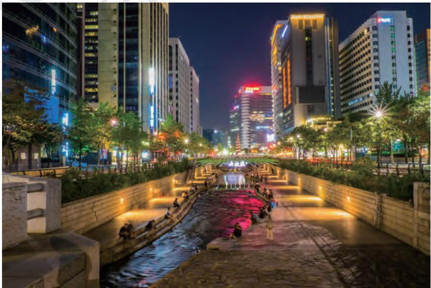 Present-day downtown
Seoul at night.