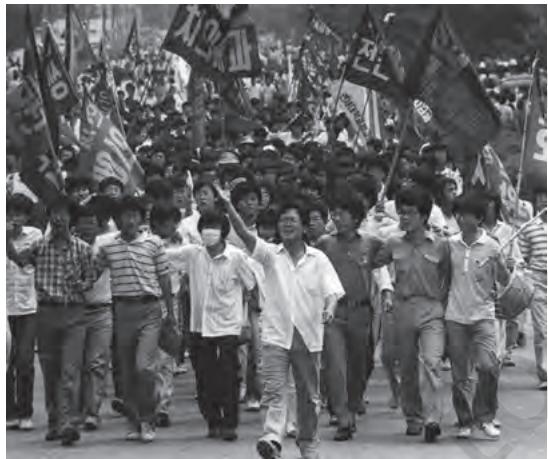 जून, 1987 के लोकतंत्र आंदोलन के
दौरान प्रदर्शनकारी