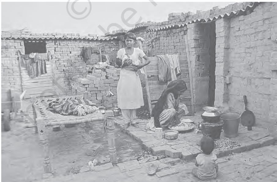 छोटे भाई-बहन की देखभाल करती हुई बालिका
