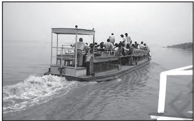 चित्र 7.12 : आंतरिक जलमार्ग उन स्थानों पर परिवहन का प्रमुख साधन
है जहाँ नदी चौड़ी, गहरी एवं गाद से मुक्त है।