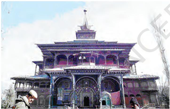 Fig. 6.11
The Shah Hamadan mosque in Srinagar, on the banks of the Jhelum, is often regarded as the “jewel in the crown” of all the existing mosques of Kashmir. Built in 1395, it is one of the best examples of Kashmiri wooden architecture. Notice the spire and the beautifully carved eaves. It is decorated with papier mache.