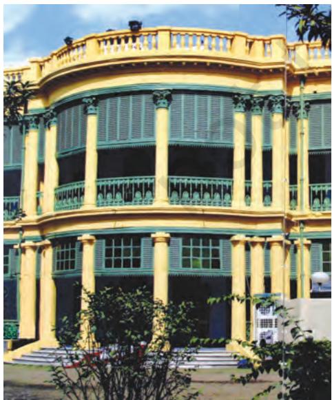 Fig. 9.2
Burdwan raja's City Palace on Diamond Harbour Road, Calcutta By the late nineteenth century many rich zamindars of Bengal had city palaces with ballrooms, large grounds, entrance porches supported by Corinthian columns like these.