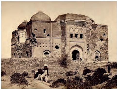 Fig. 10.8
A mosque on the Delhi Ridge,
photograph by Felice Beato, 1857-58
After 1857, British photographers
recorded innumerable images of
desolation and ruin.