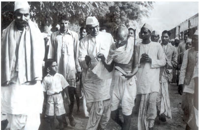 Fig. 11.10
Mahatma Gandhi and Rajendra Prasad on their way to a meeting with the Viceroy, Lord Linlithgow, 13 October 1939
In the meeting the nature of India's involvement in the War was discussed. When negotiations with the Viceroy broke down, the Congress ministries resigned.