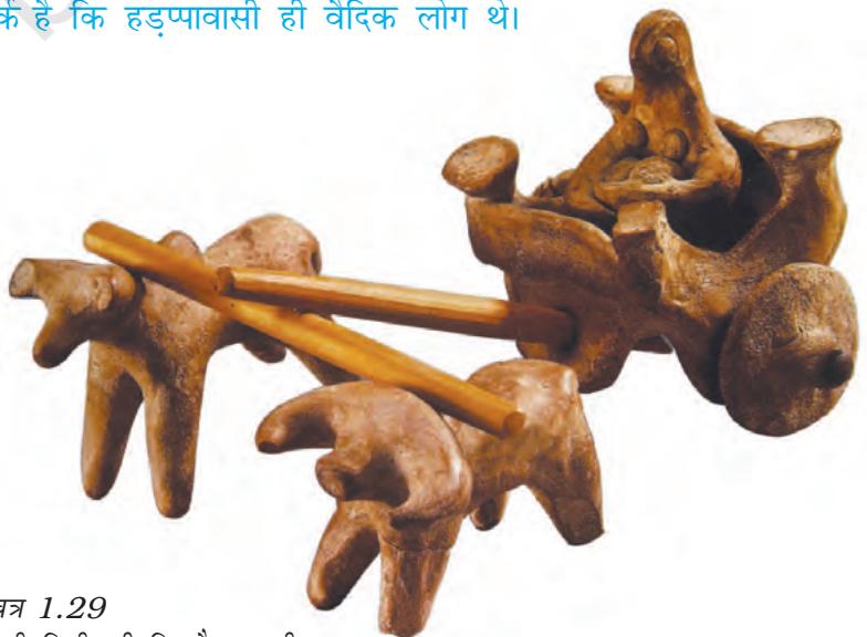 चित्र 1.29पकी मिट्टी की खिलौना गाड़ी