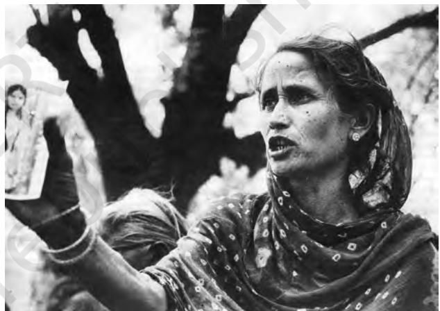 Shahjehan Begum ‘Ape’ with a photograph of her daughter, allegedly murdered for dowry