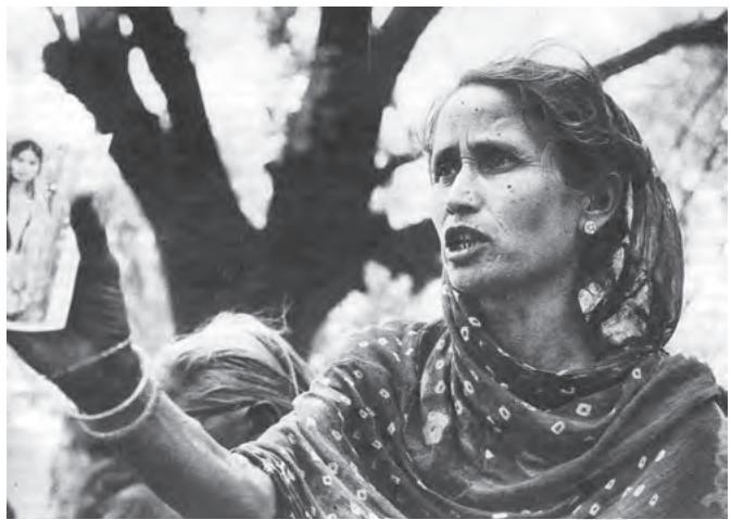 शाहजहाँ बेगम 'ऐप' अपनी पुत्री के छायाचित्र के साथ
जिसकी दहेज के कारण हत्या हो गई।
